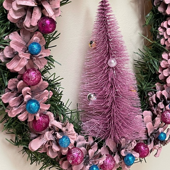 Christmas Holiday Pinecones Wreath - Picture 2 of 2